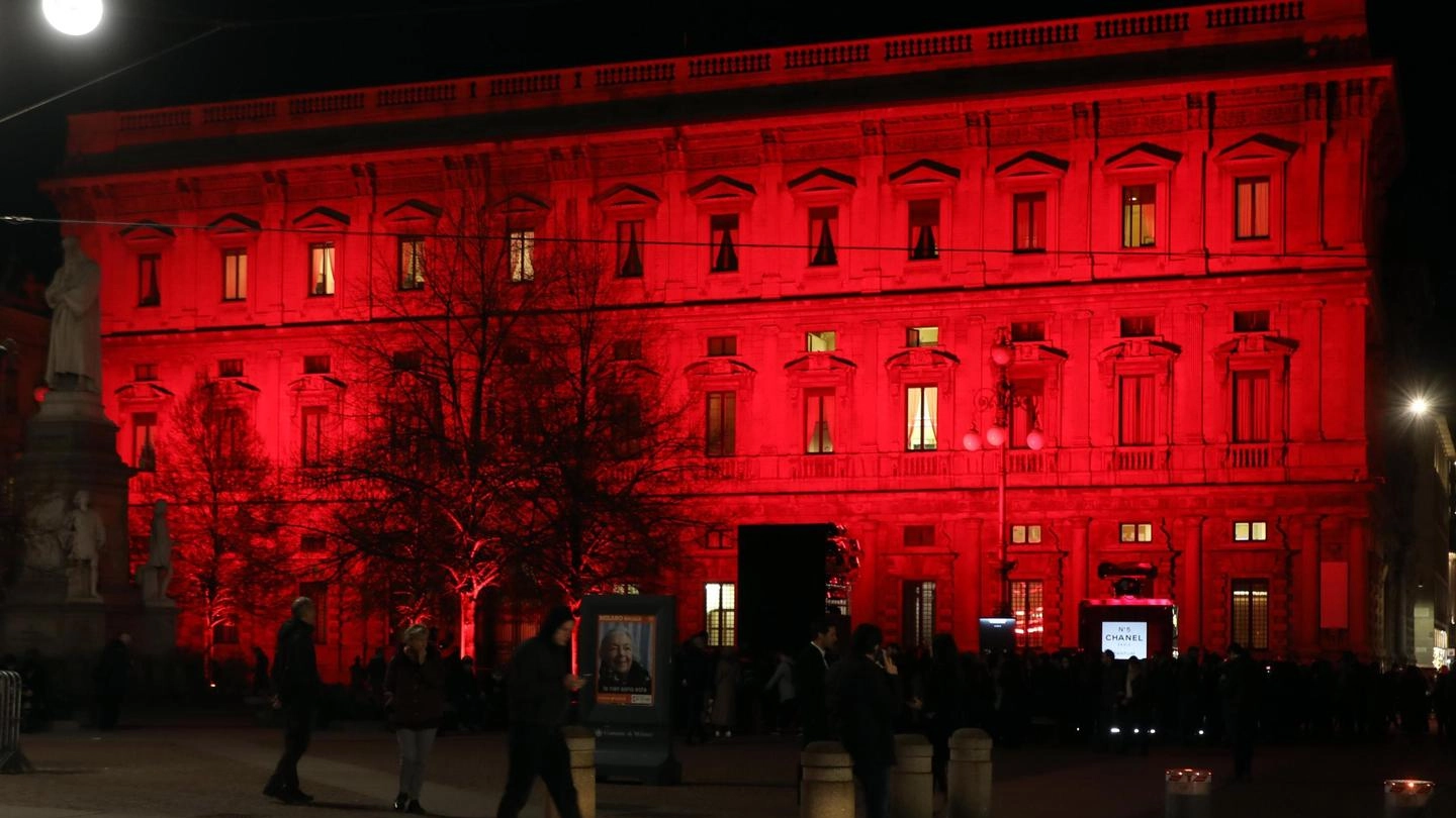 Palazzo Marino illuminato in rosso per Natale