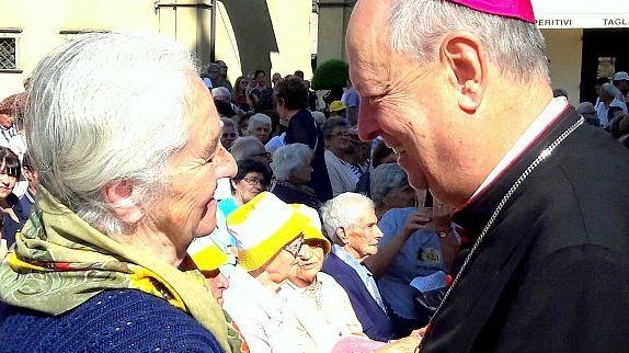 

Giornata dell'Ammalato a Tirano (Sondrio): Messa del Cardinale, Fedeli in Preghiera