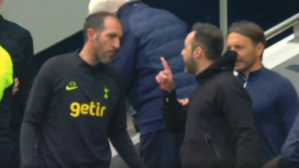 Il "confronto" fra Stellini (a sinistra) e De Zerbi ripreso dalle telecamere di Sky Il "confronto" fra Stellini (a sinistra) e De Zerbi ripreso dalle telecamere di Sky