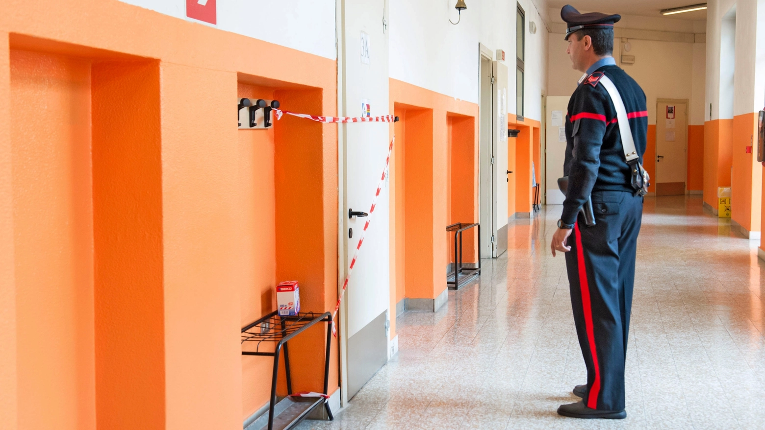 Carabinieri nella scuola dopo il furto (Archivio) Carabinieri nella scuola dopo il furto (Archivio)