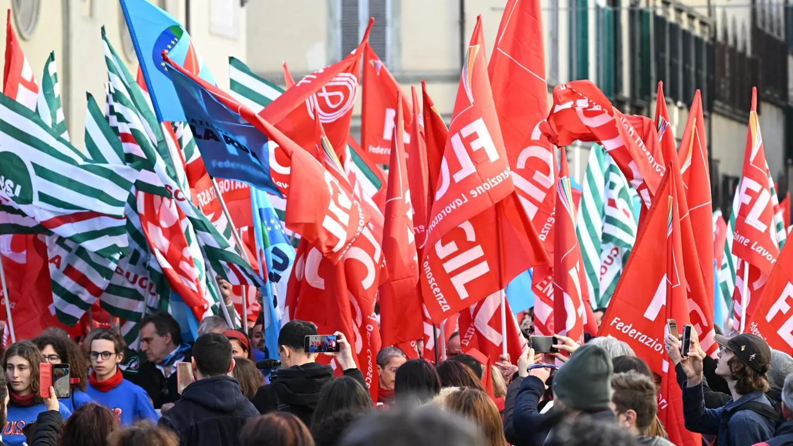 "Basta con il lavoro durante le festività  Denunciateci abusi e pressioni aziendali"