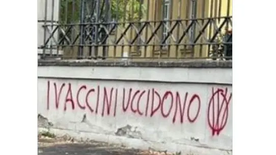 Una scritta dei movimenti no-vax apparsa in Italia