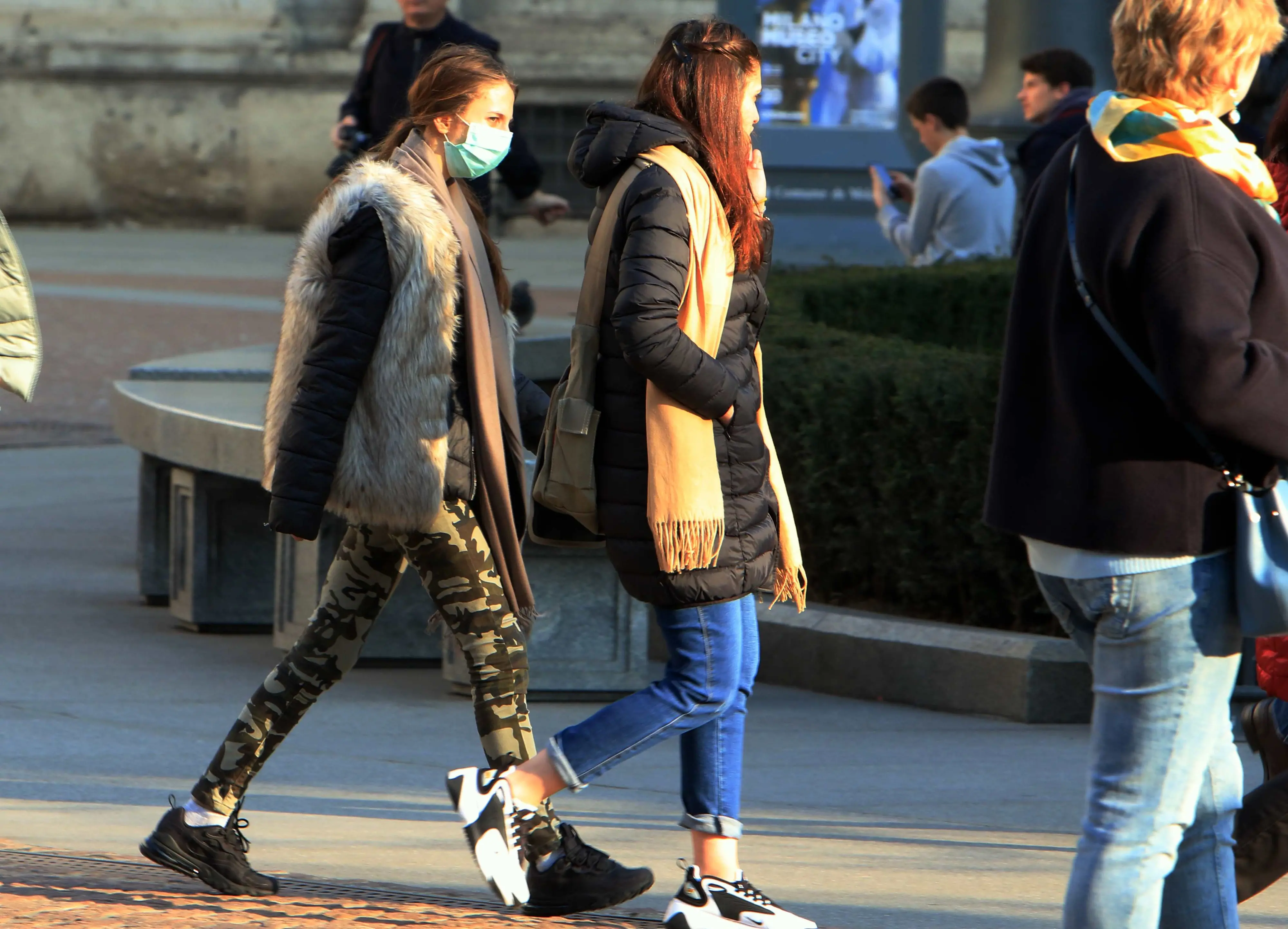 Milano, si fingono turiste (con mascherina) per rubare