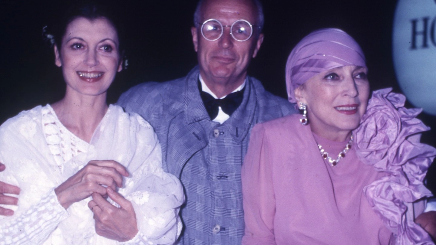 Carla Fracci con il marito Beppe Menegatti e Valentina Cortese