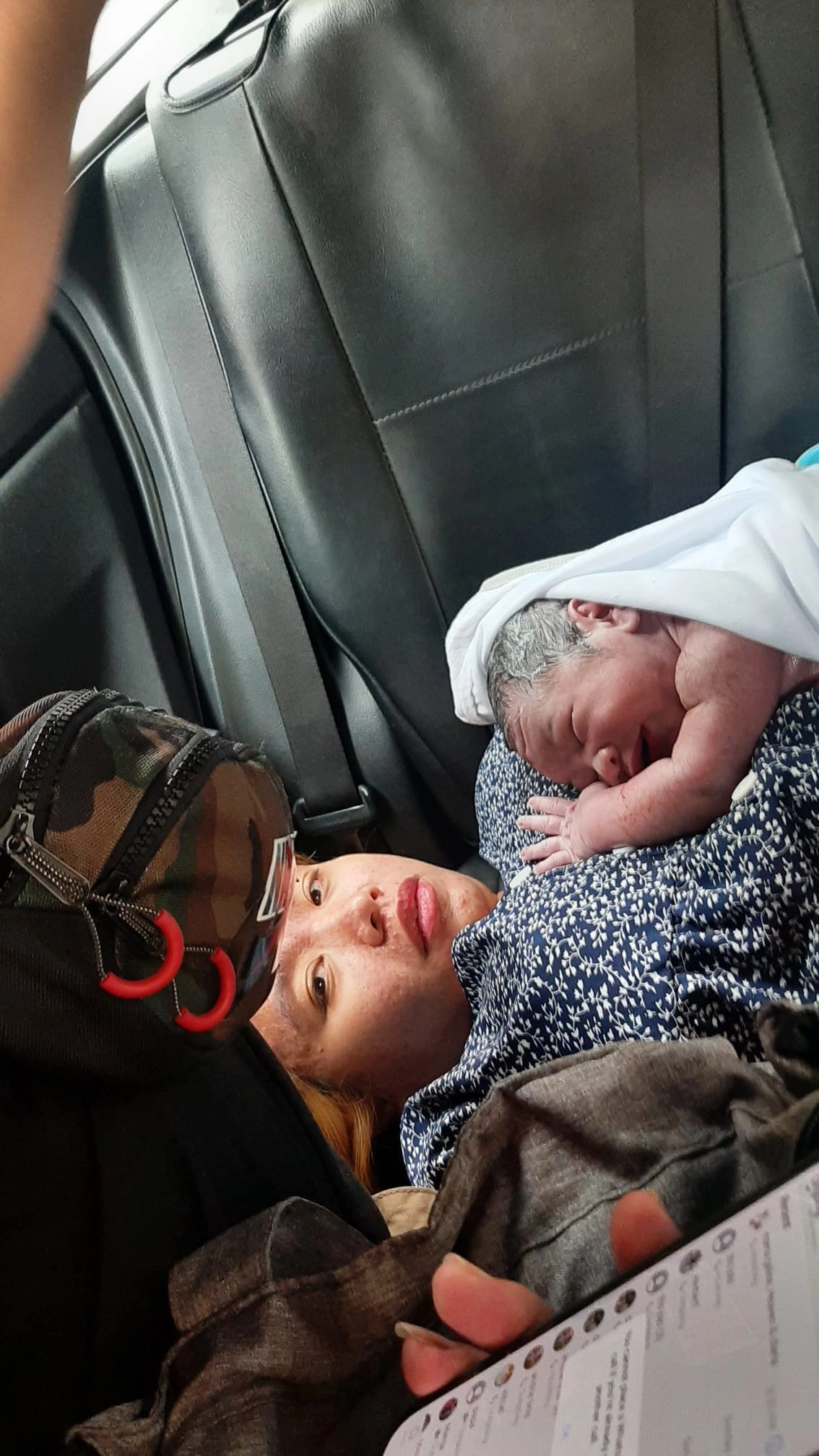 Mamma Deline, con il piccolo Kyaelle Evuanne appena nato sul sedile posteriore del taxi