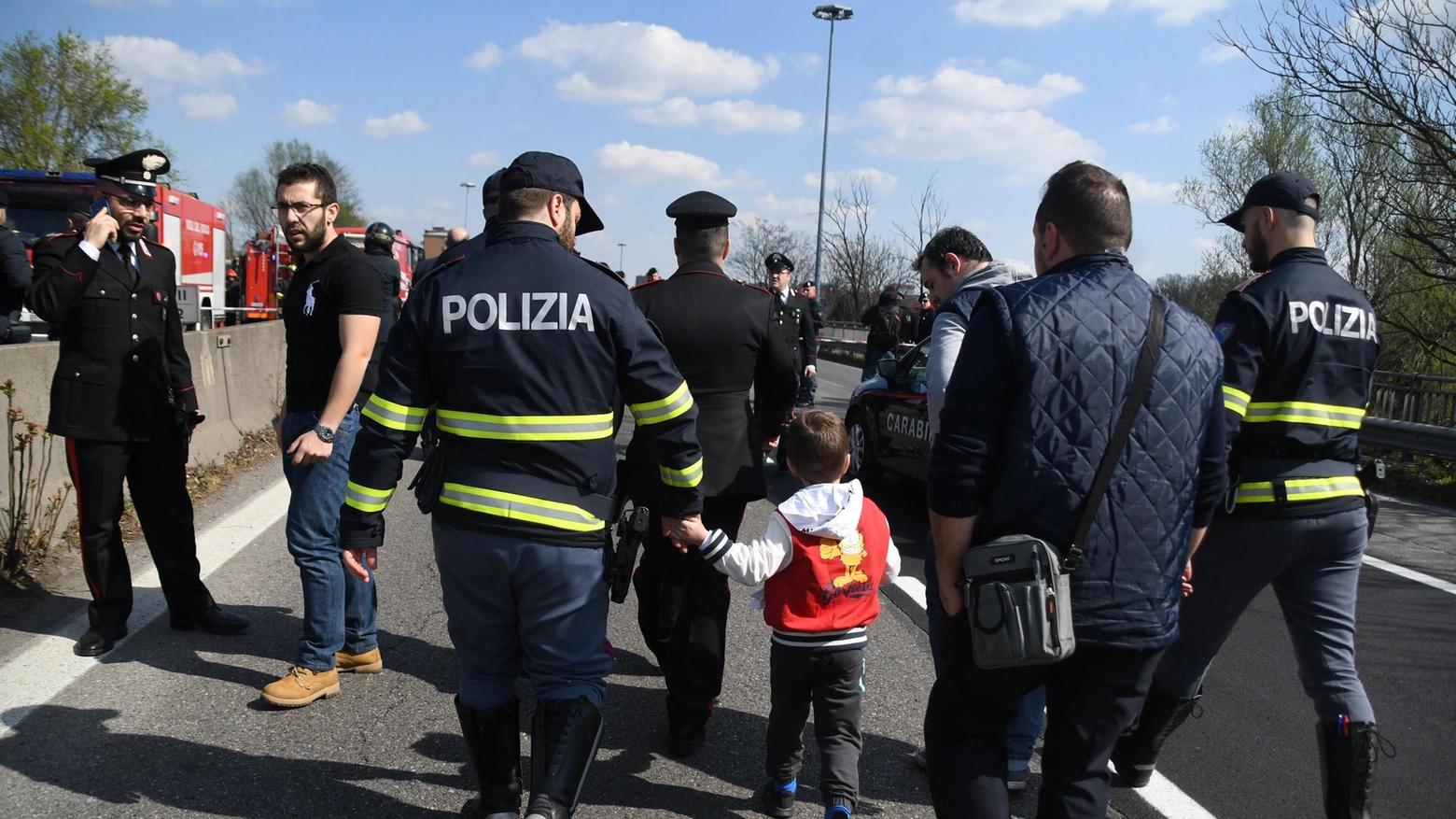 I carabinieri portano in salvo i ragazzini sul bus