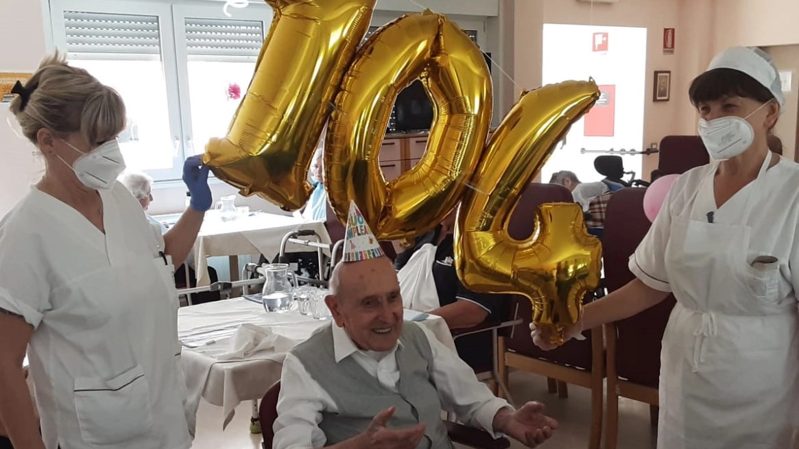 Antonio Gianazza festeggiato alla Sodalitas Antonio Gianazza festeggiato alla Sodalitas
