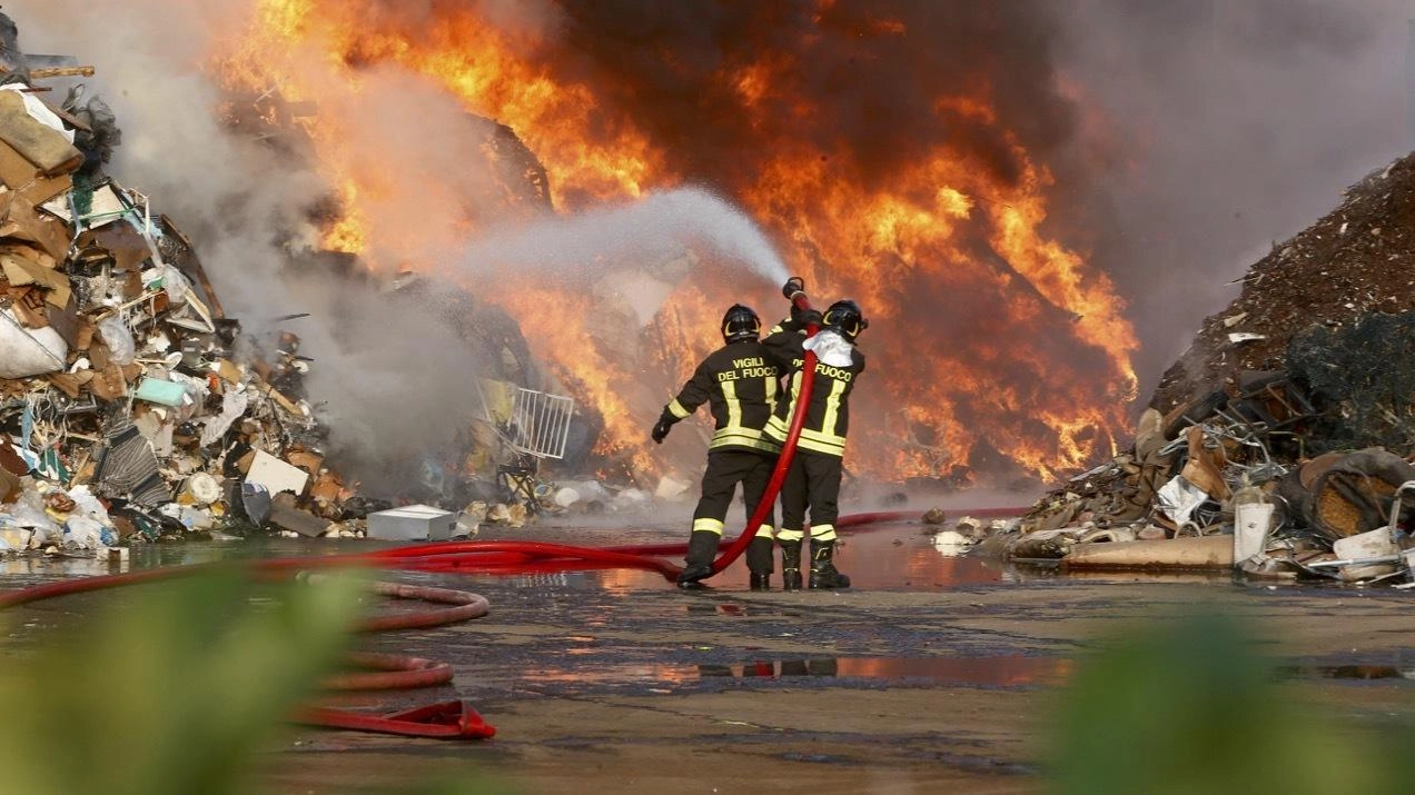 Il maxi-rogo di rifiuti a Mortara. Condannato a quattro anni il titolare. Comune risarcito con 50mila euro Il maxi-rogo di rifiuti a Mortara. Condannato a quattro anni il titolare. Comune risarcito con 50mila euro