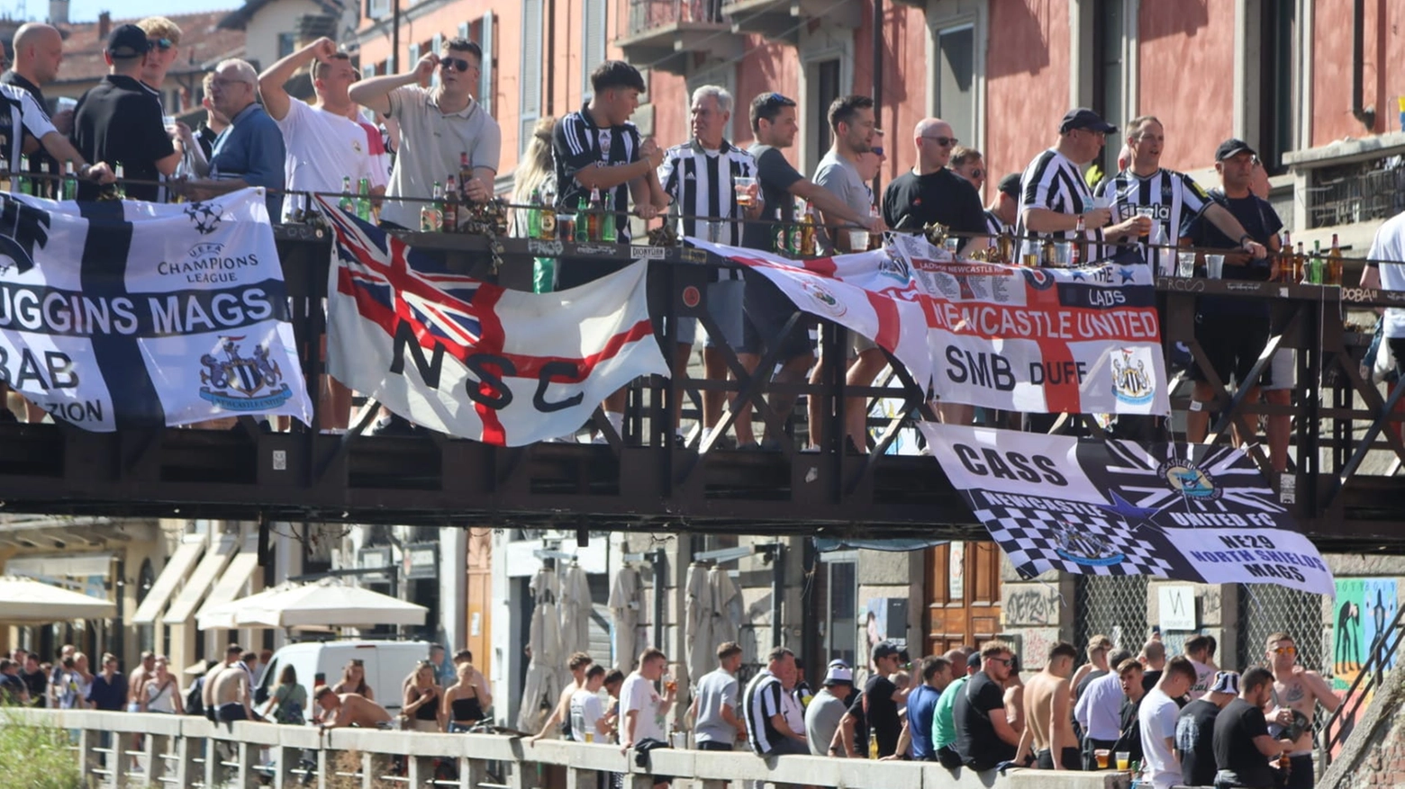 Invasione tifosi Newcastle a Milano