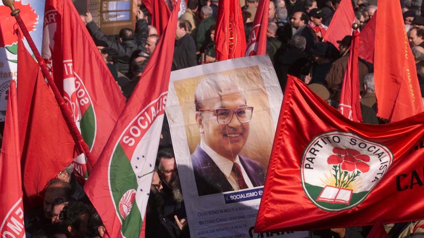 Una manifestazione per il leader socialista Bettino Craxi