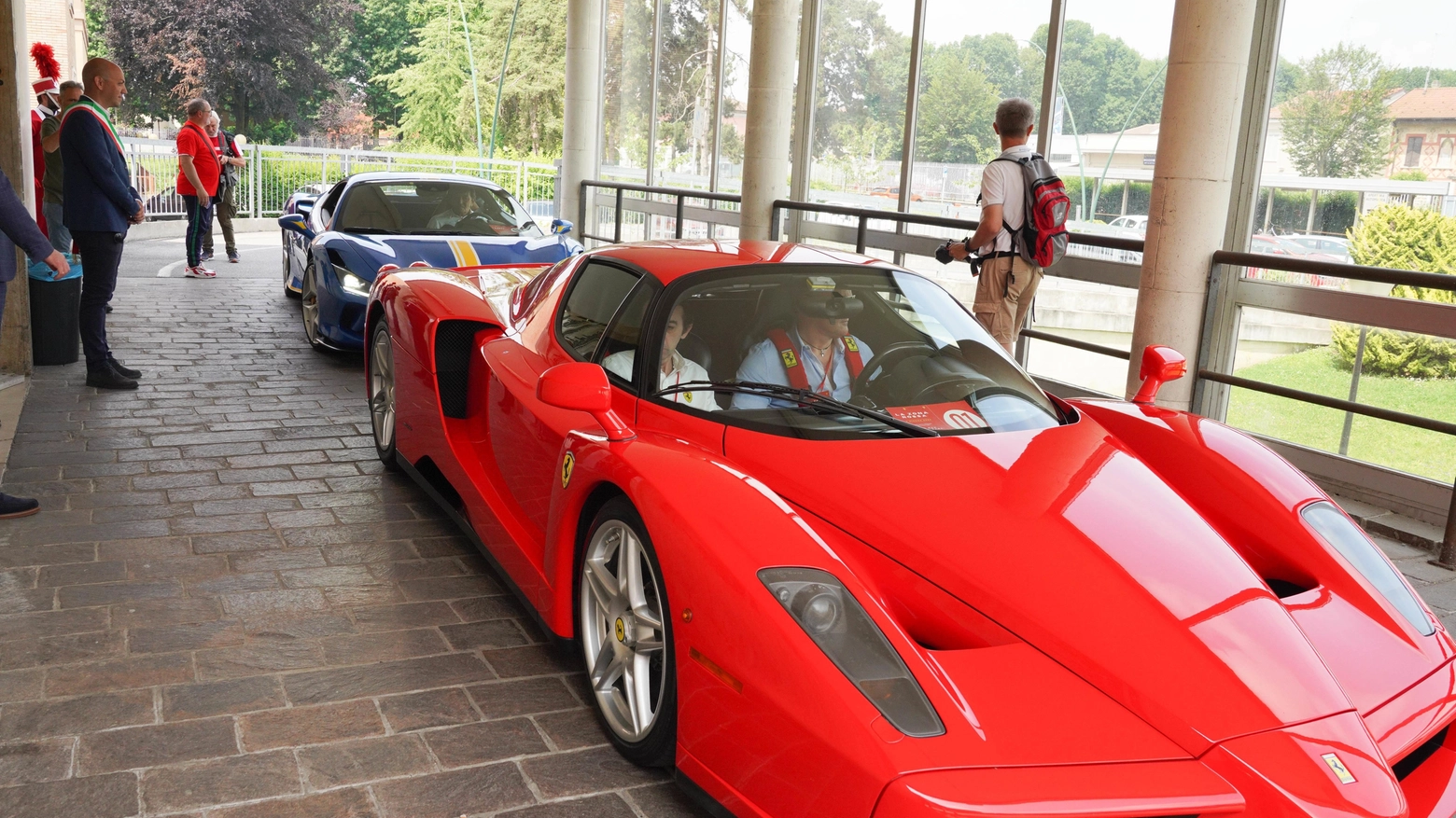 L’omaggio  alla prima zona rossa d’Italia con il rombo di 40 Ferrari