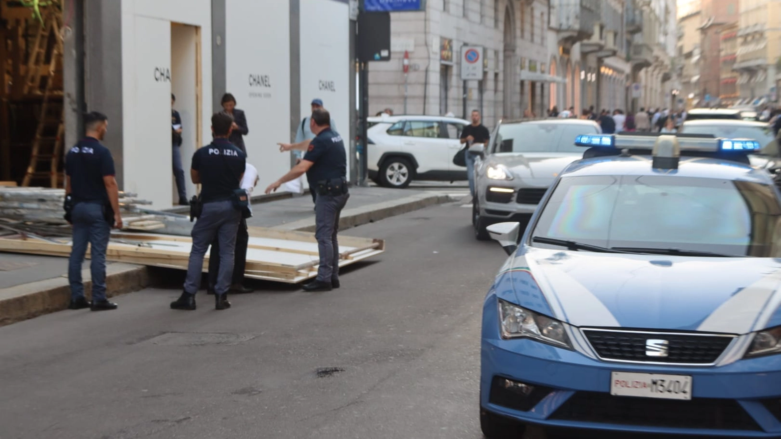 Agenti di polizia in via Monte Napoleone dove i tre borseggiatori sono stati presi Agenti di polizia in via Monte Napoleone dove i tre borseggiatori sono stati presi