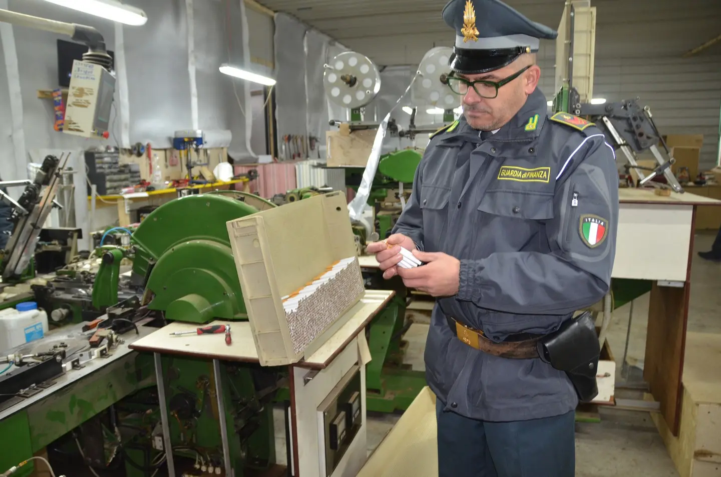 Sannazzaro, scoperta fabbrica illegale di sigarette: tre arresti