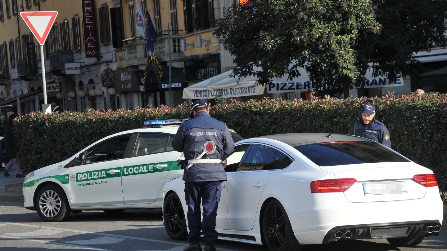 Controlli stradali della polizia locale a Milano
