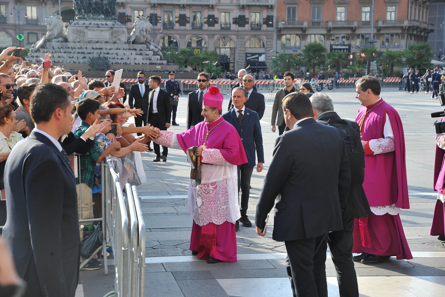 L'arcivescovo Delpini saluta i fedeli in piazza Duomo (Newpress)