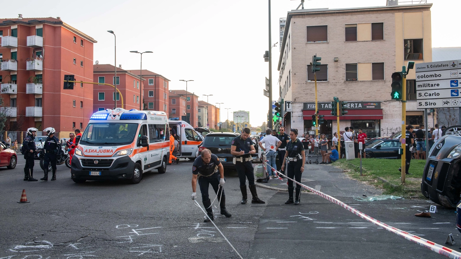 Il luogo dell'incidente, in via Inganni a Milano, dove i due anziani sono stati investiti (Ansa/Andrea Fasani)