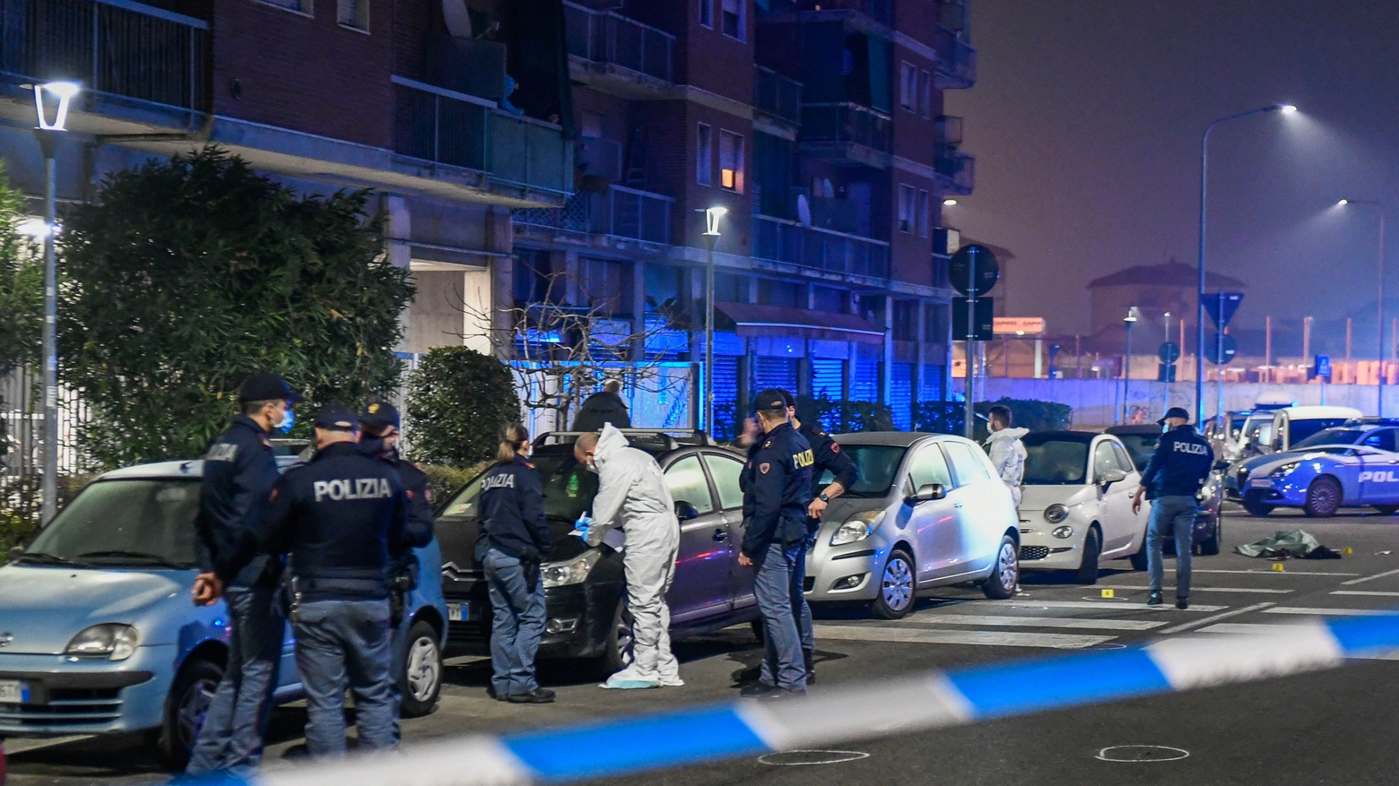Polizia sul luogo della sparatoria in via Sulmona