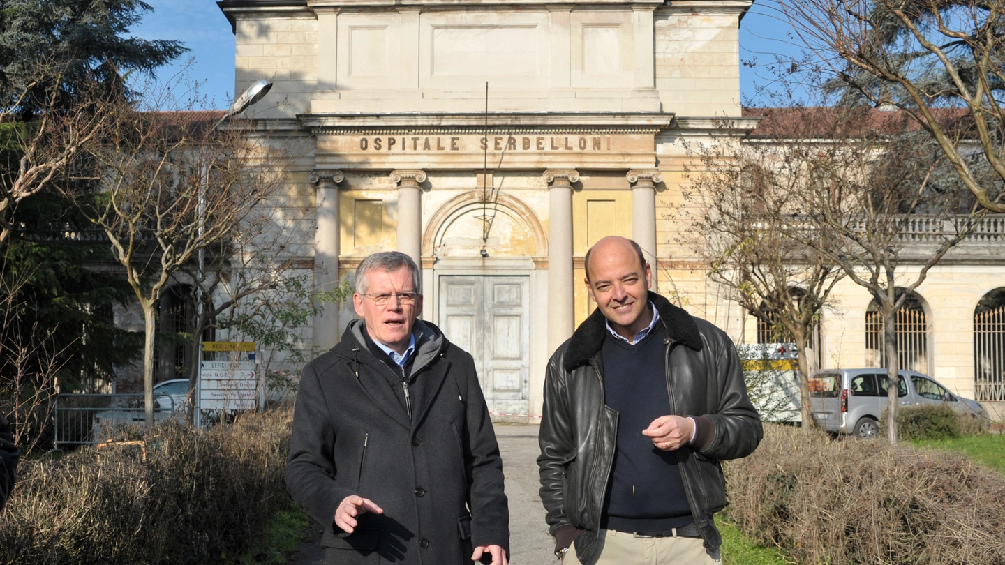 Angelo Stucchi e Mario Alparone davanti alla villa