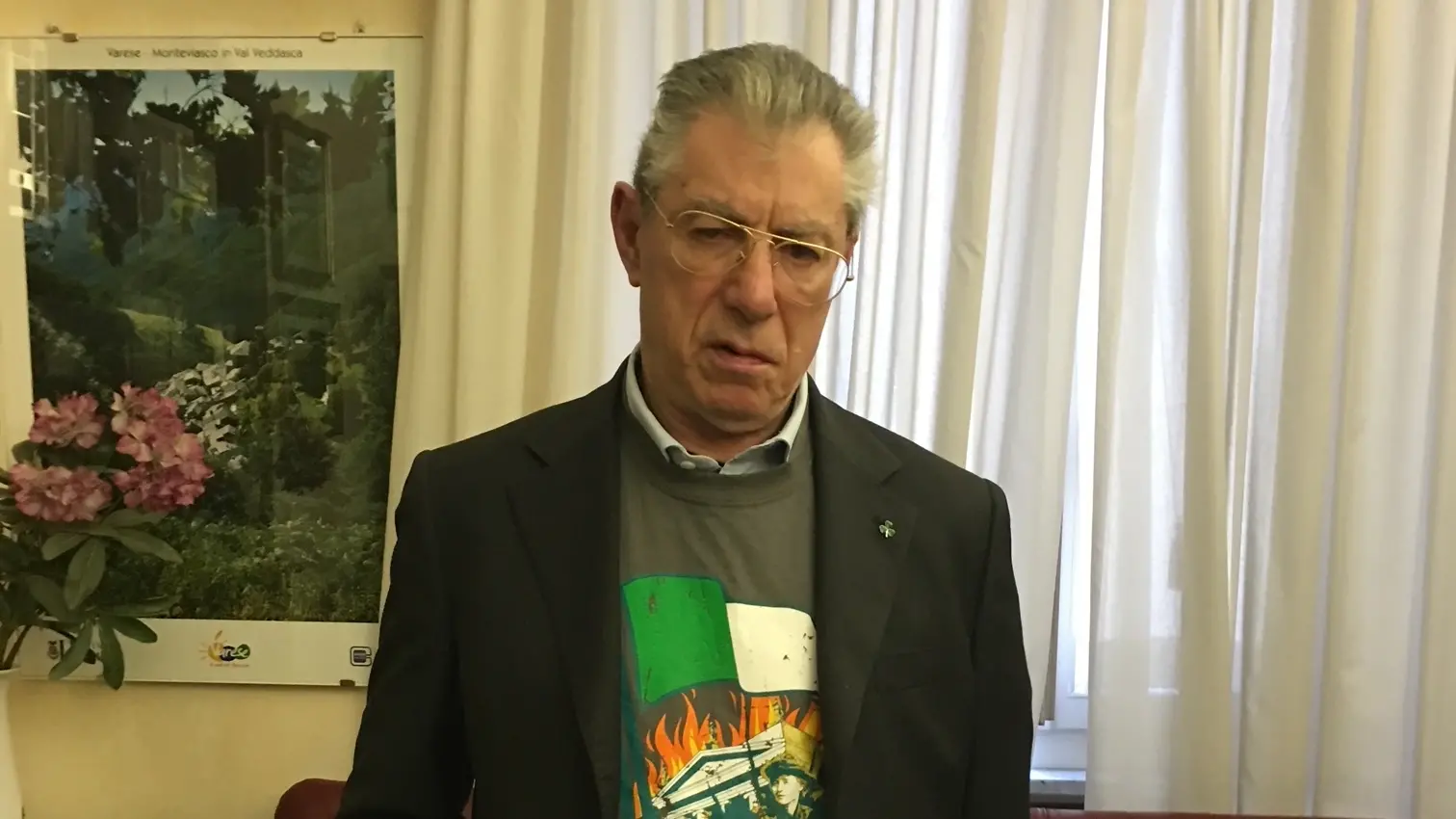 Umberto Bossi nel 2016 con la maglia che ricordava la Easter Rising