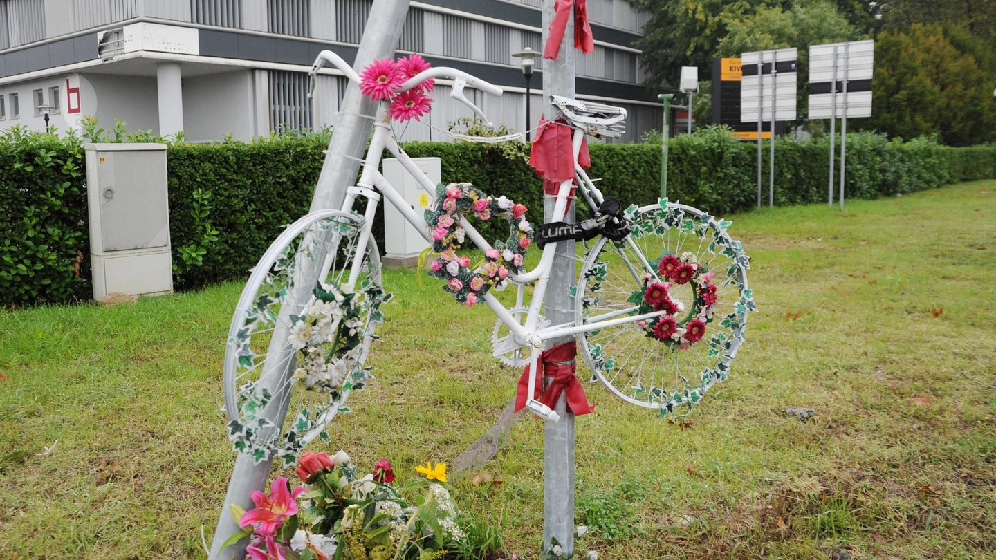La Ghost Bike sulla Rivoltana dov'è stata uccisa una donna sulle due ruote