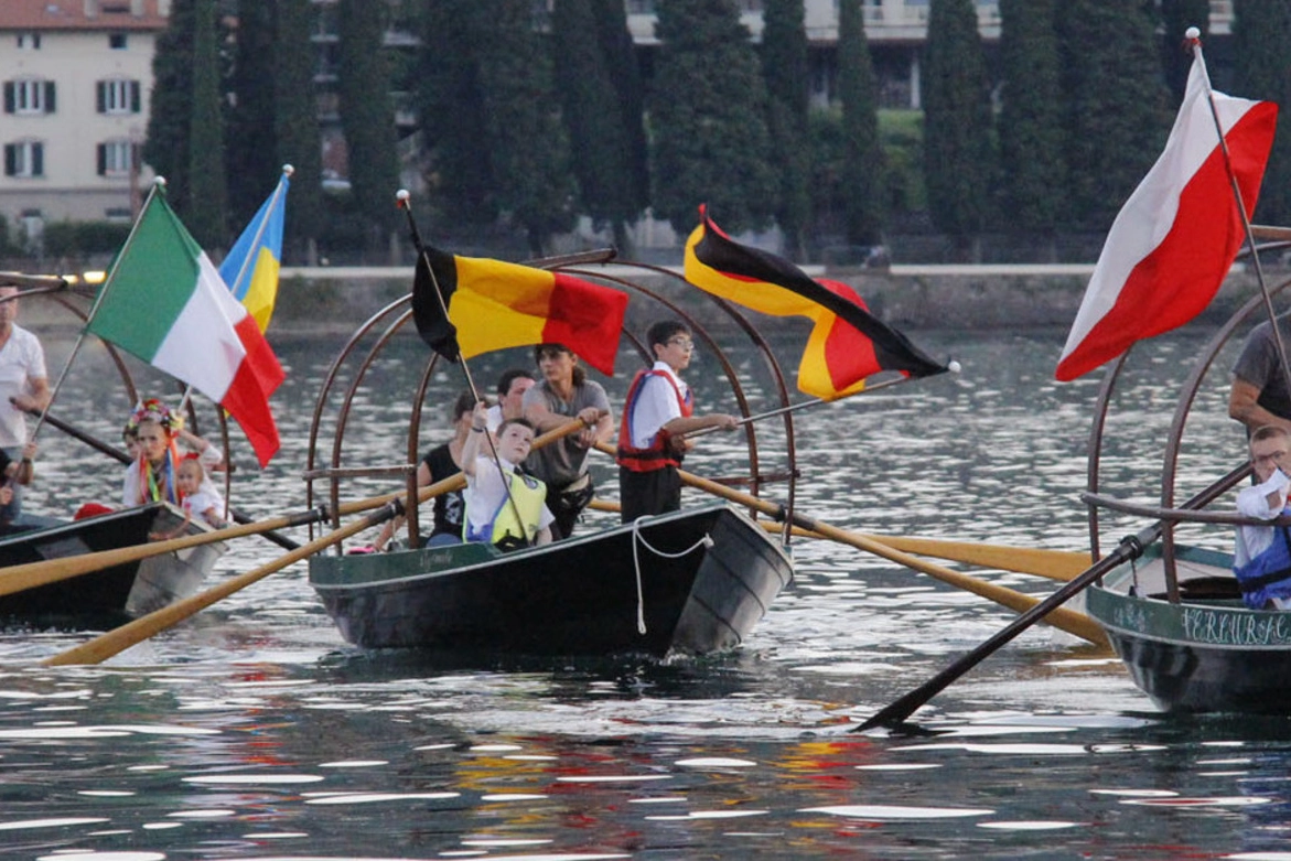BRAVI E BELLI Nell’immagine i ragazzi-cantanti ripresi in costume quando hanno sfilato per la città con gli abiti tradizionali dei loro paesi Una parte allegra della kermesseUn coro durante l’esibizioneL’arrivo dei giovani sulle lucie, un momento entusiasmante