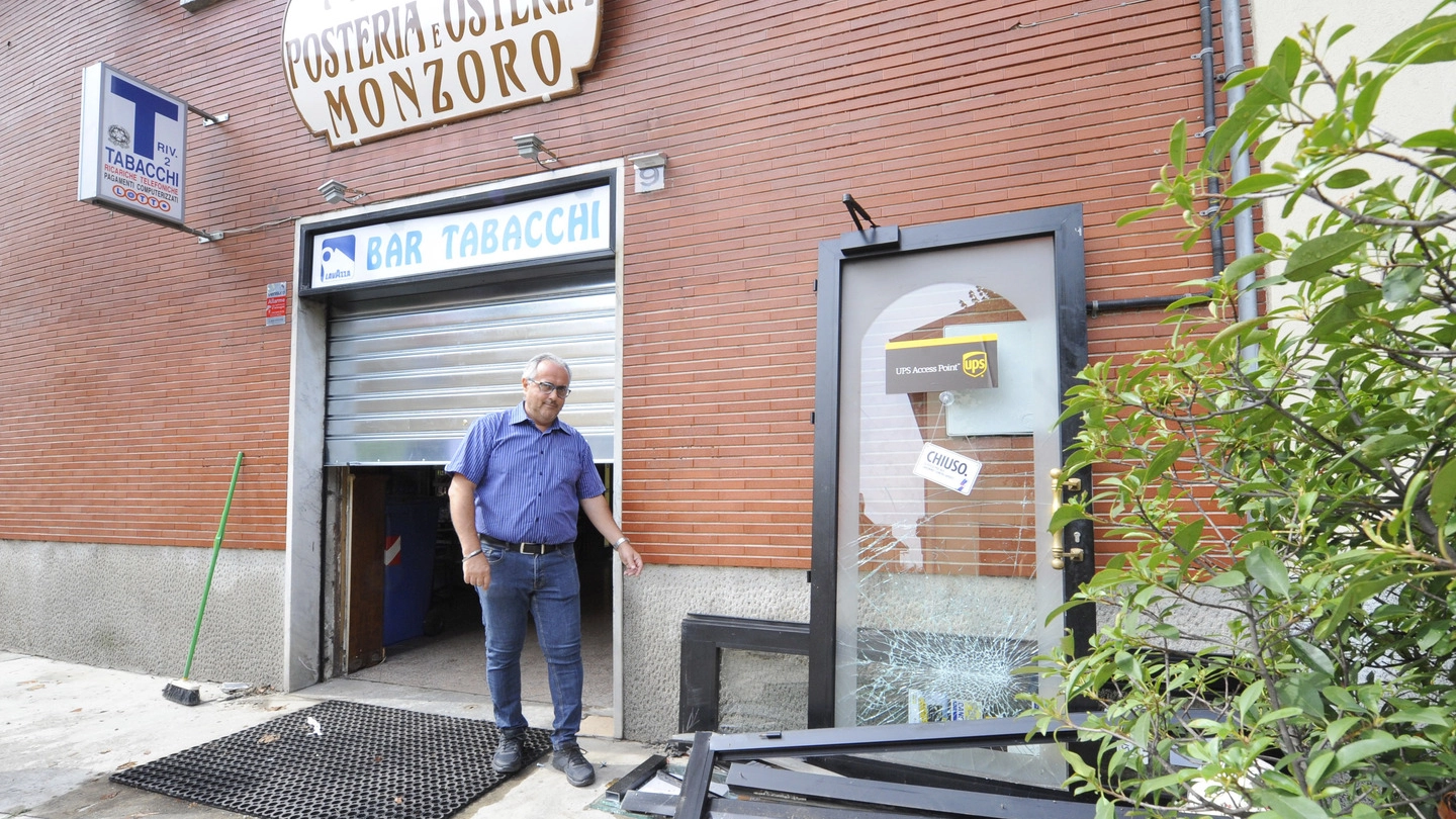  Marco Barboni gestore della “Nuova Posteria e Osteria Monzoro” indica i danni subiti