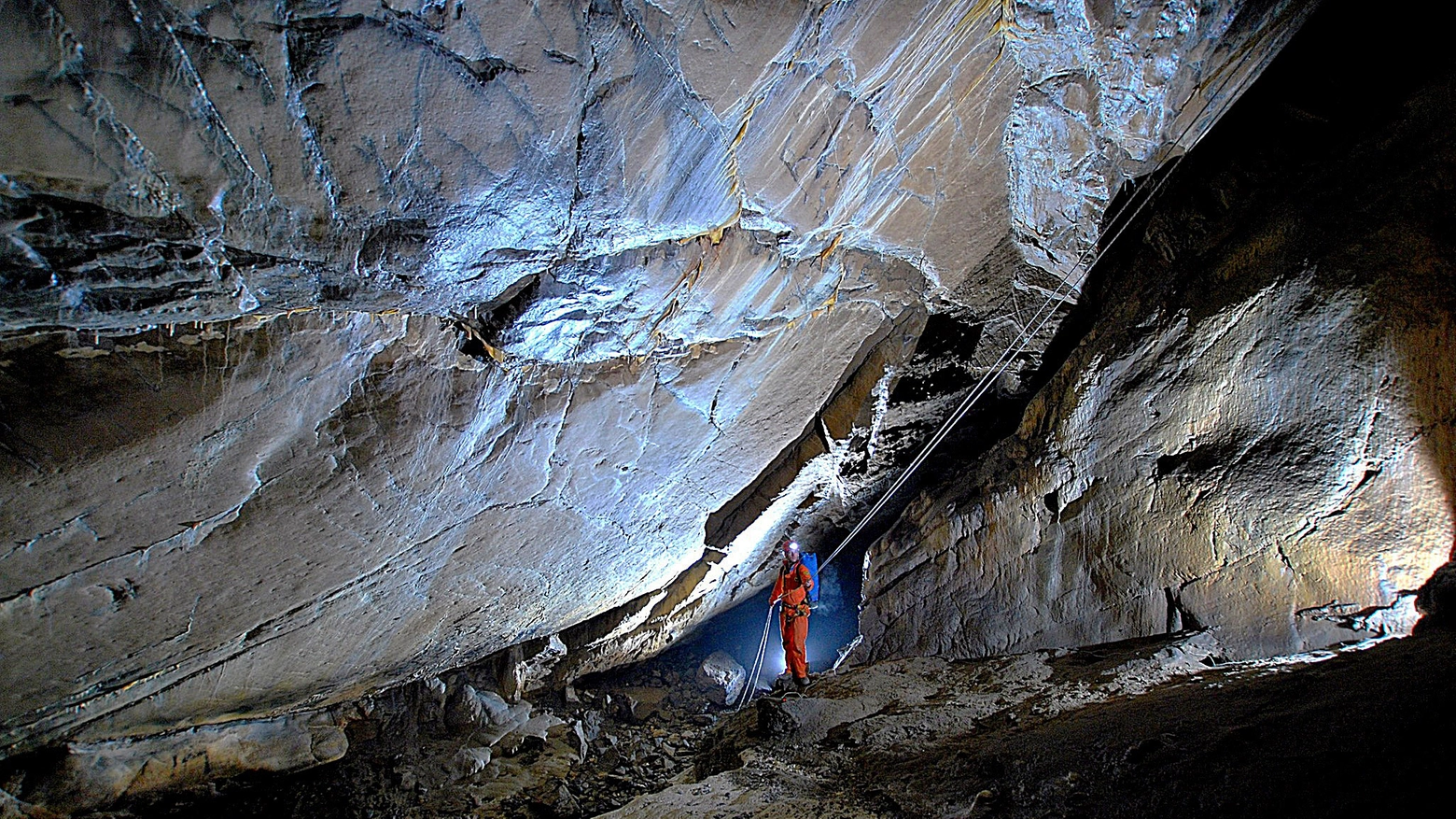 Una delle grotte scoperte negli anni scorsi dagli speleo del Progetto InGrigna nel Triangolo Lariano