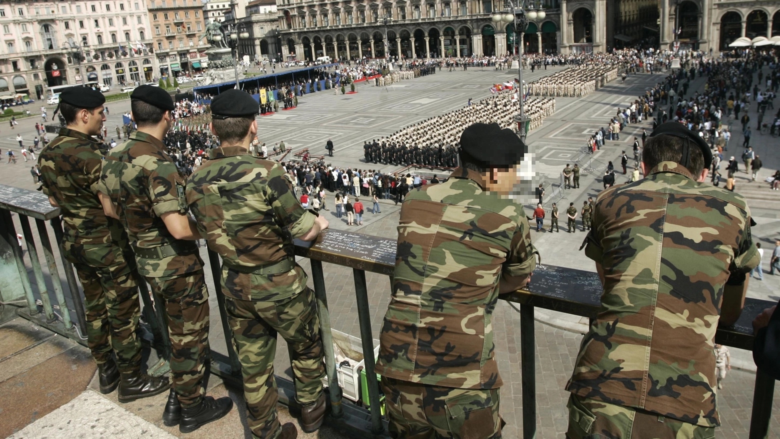 Militari impegnati nell'operazione Strade Sicure a Milano