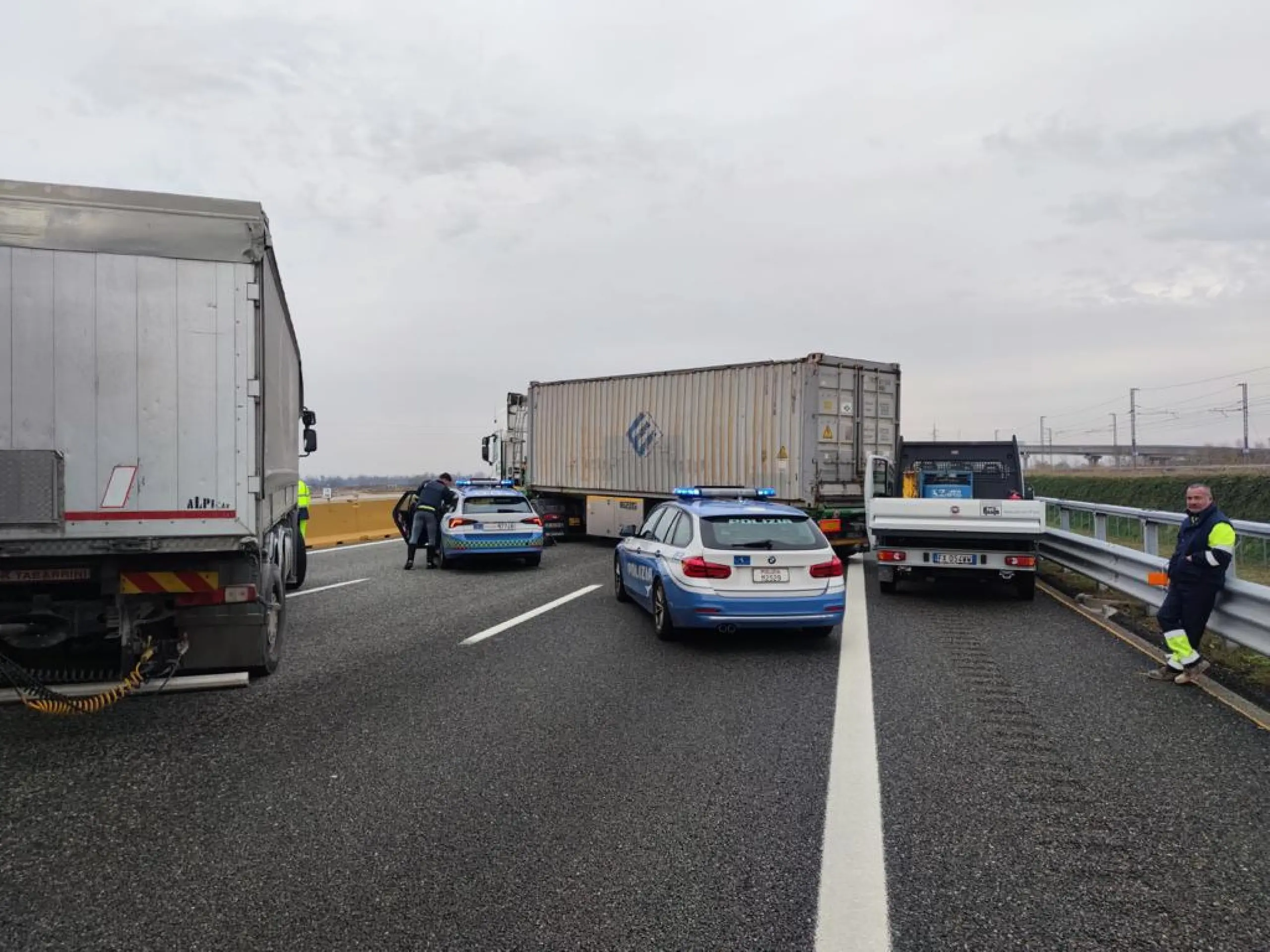 Tentata rapina a furgone portavalori, code sull'A4. Riaperto il tratto in direzione Milano