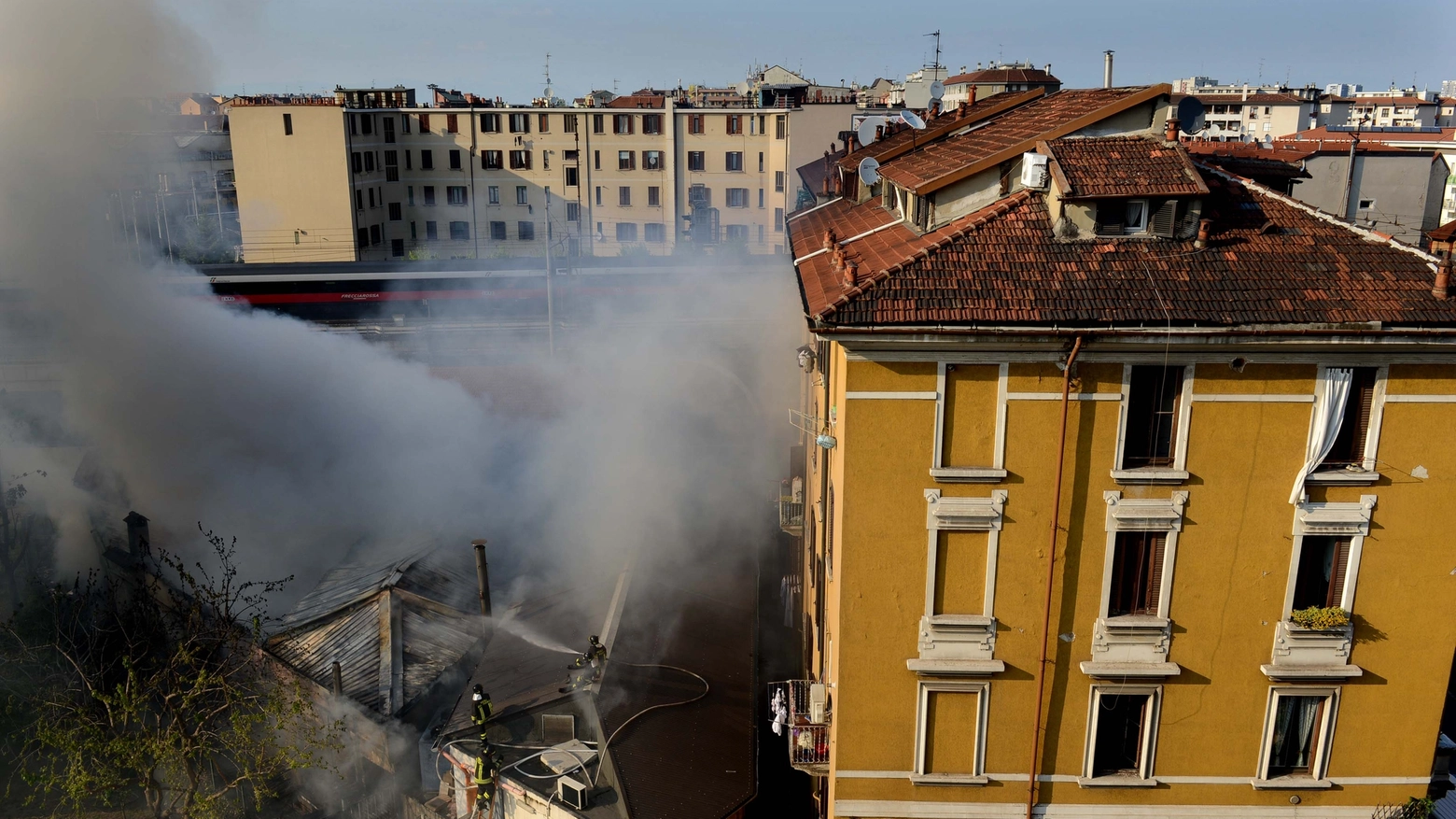 Incendio in viale Monza a Milano