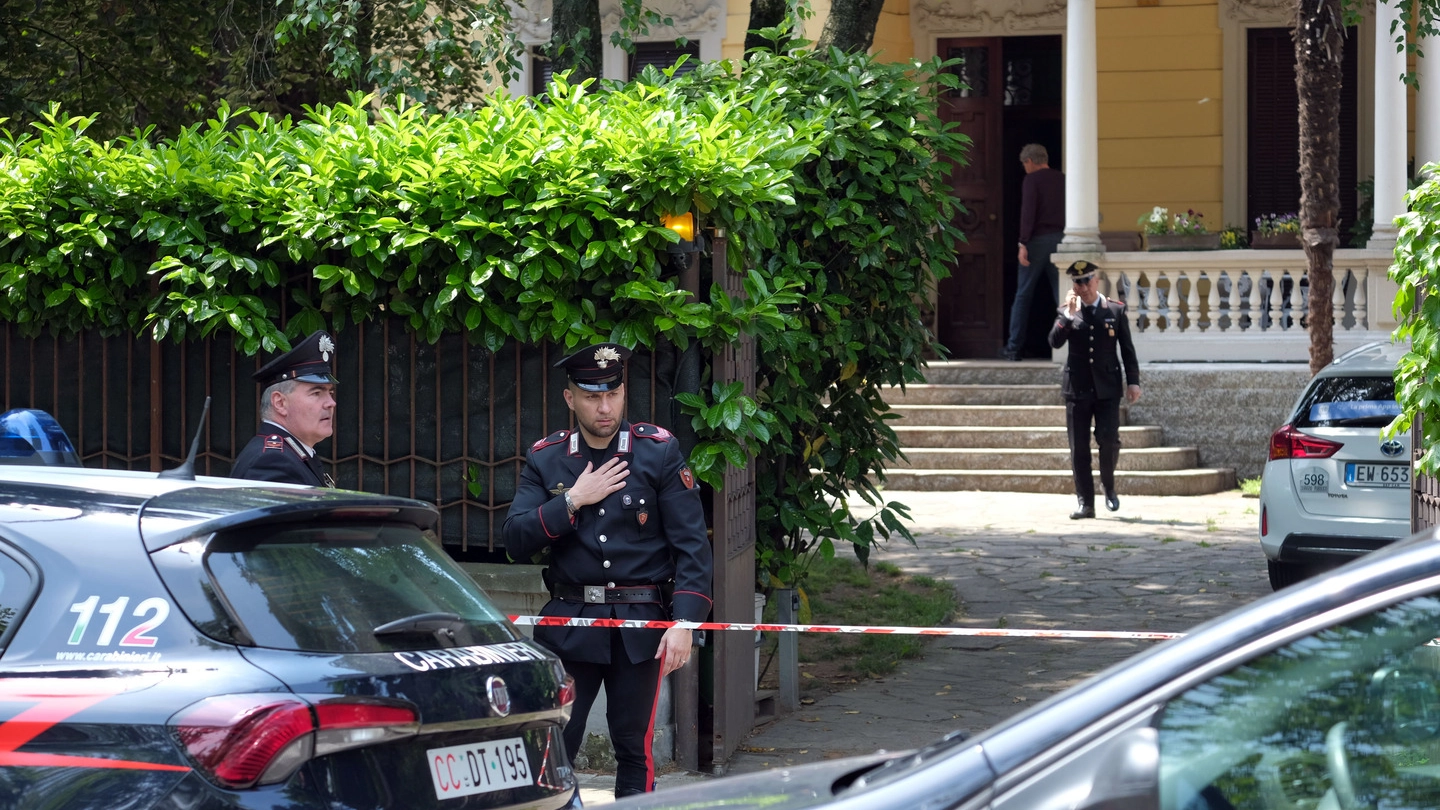 I carabinieri davanti alla villa della tragedia