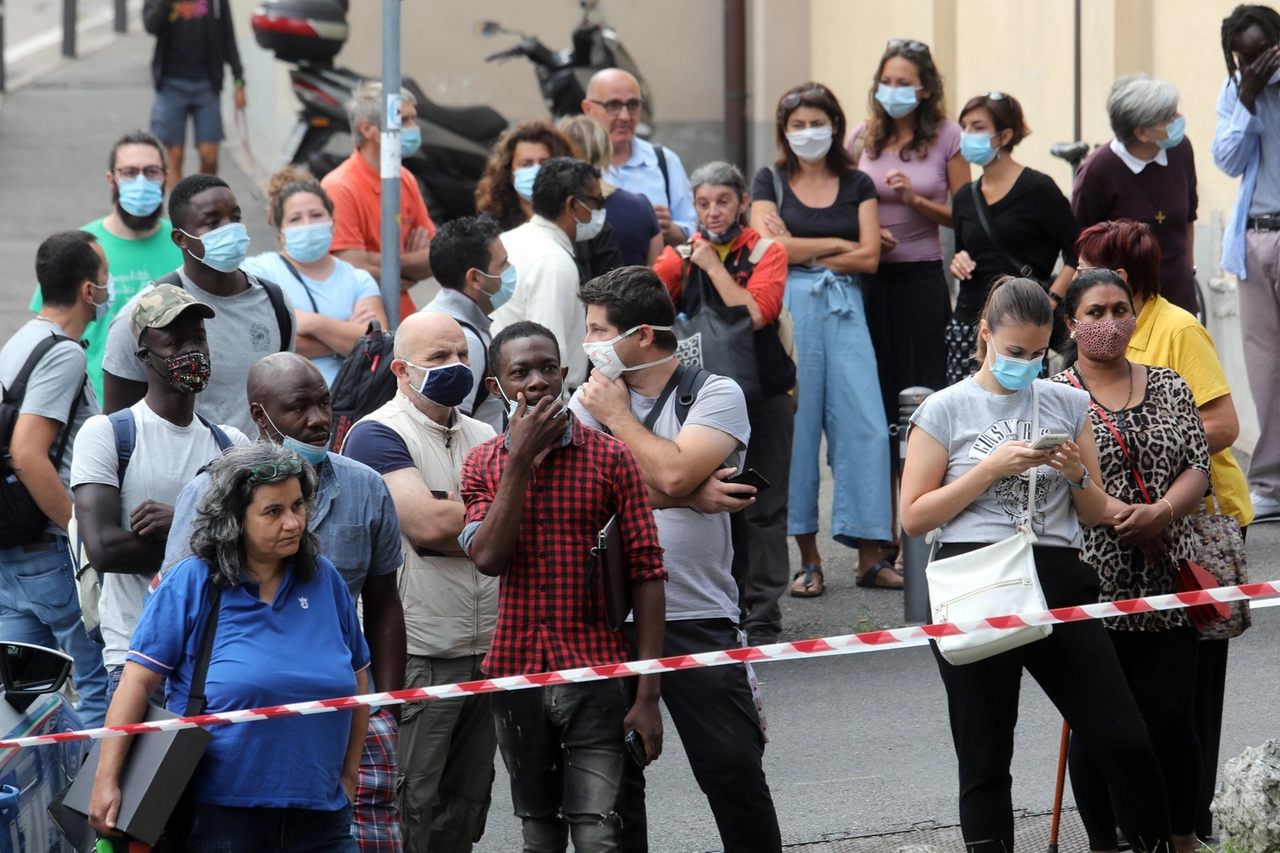 Parrocchiani e immigrati sul luogo dove don Roberto Malgesini, è stato accoltellato 