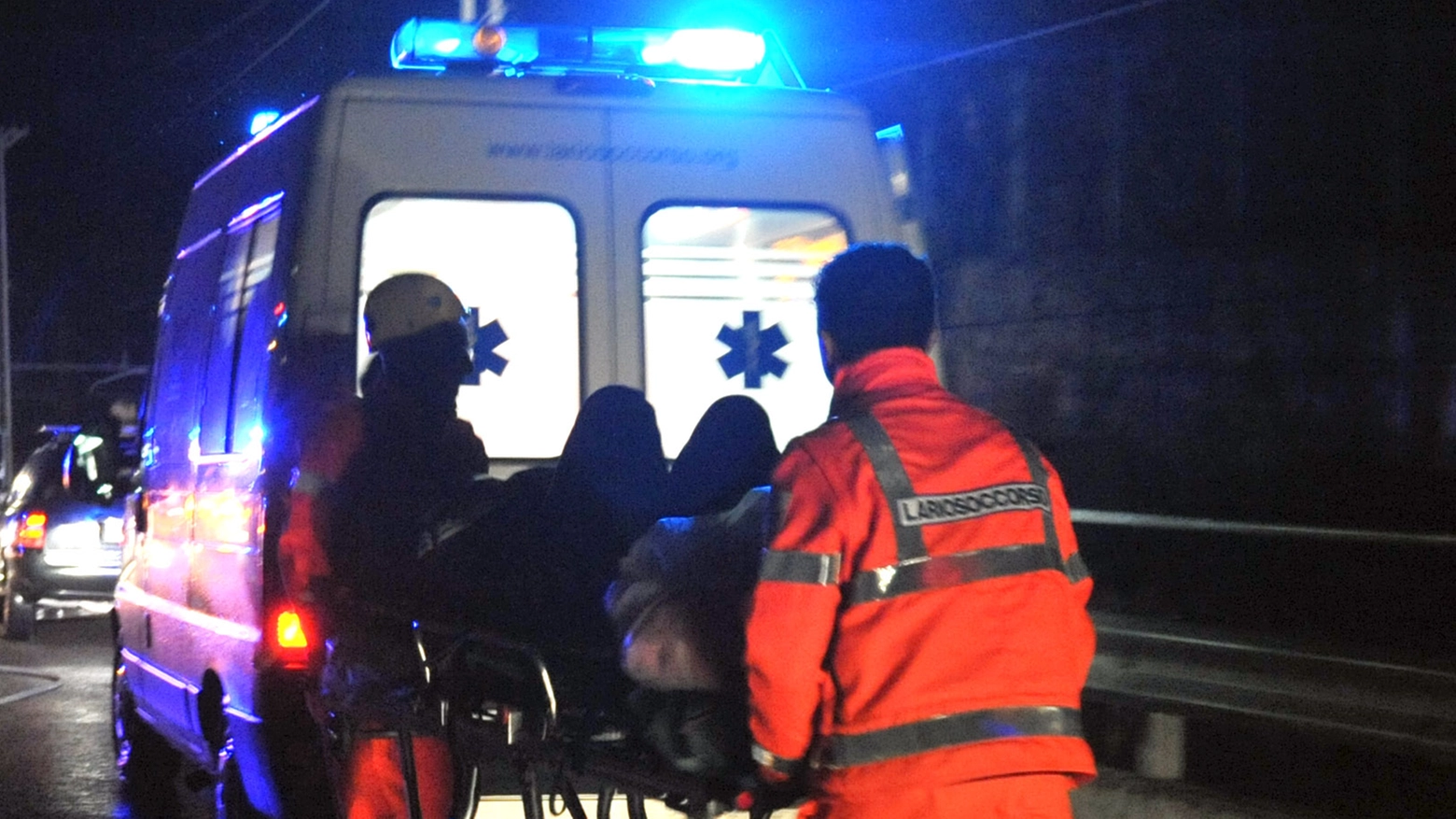 Le due donne sono state portate in ospedale con l'ambulanza