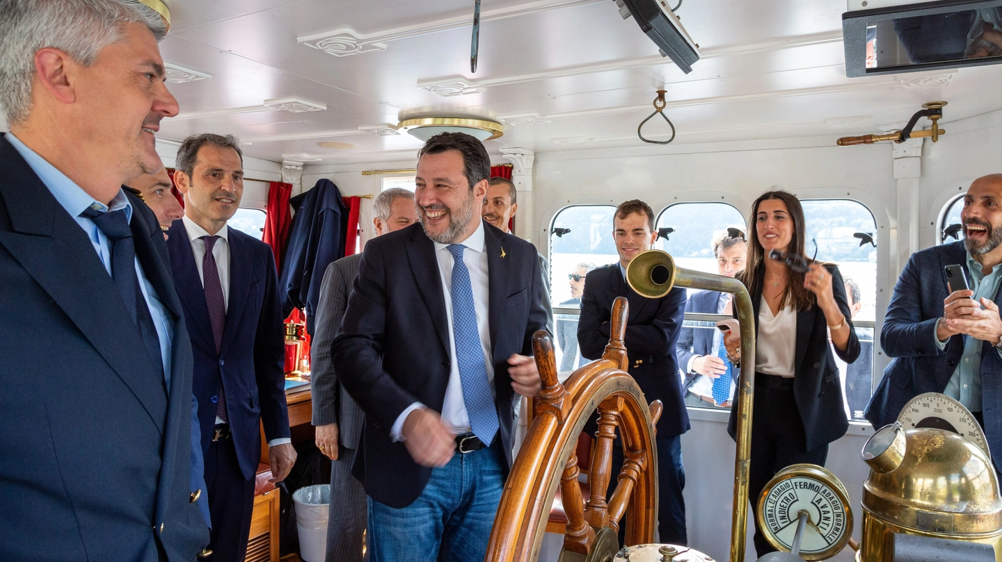 Il ministro dei Trasporti Matteo Salvini sul piroscafo che ieri è stato trainato visto che il suo motore non funziona, fino a cantieri di Tavernola per i lavori