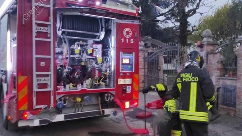Brucia capanno con due bombole di gas, scongiurata l’esplosione