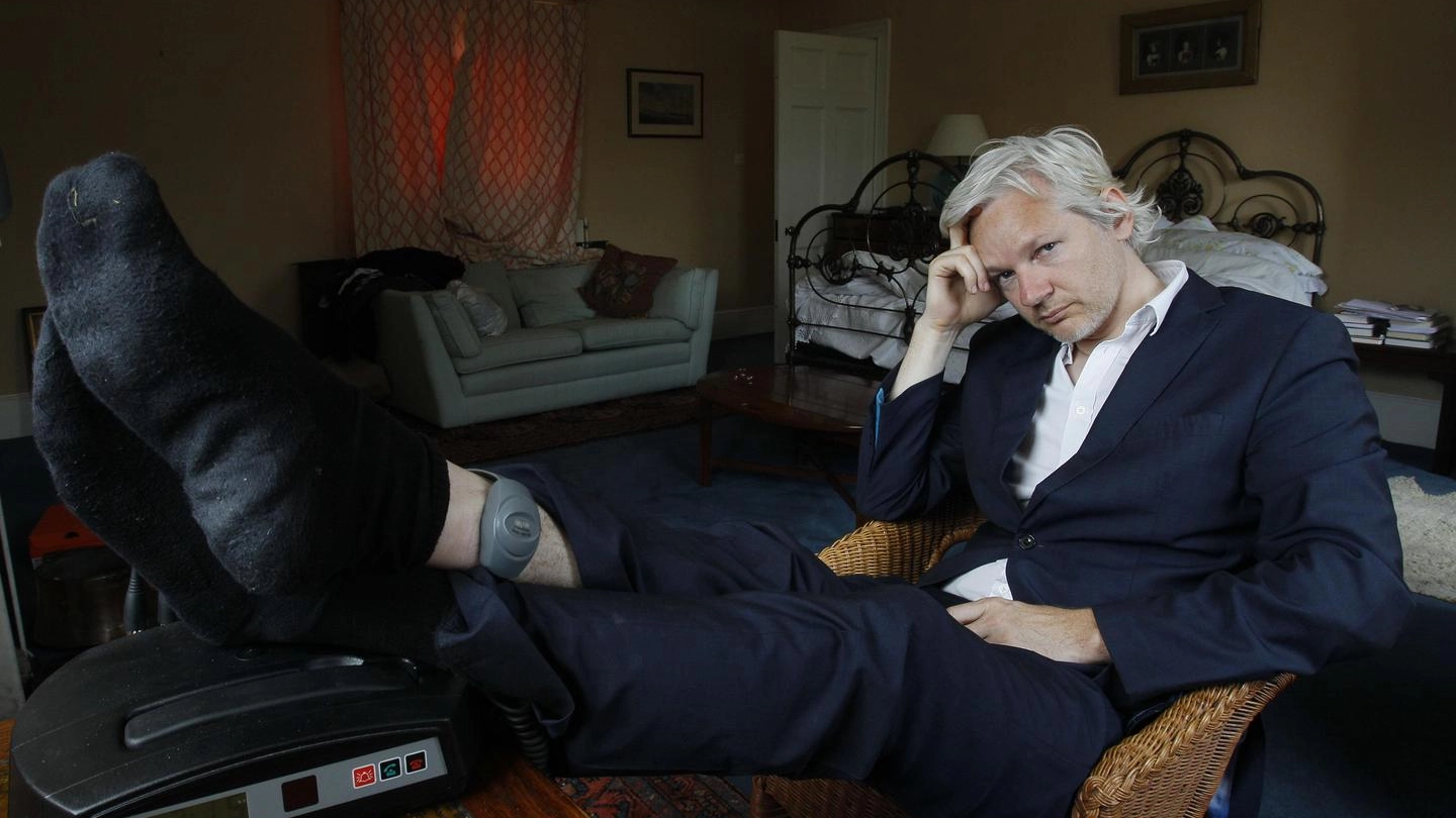  Un'immagine di Julian Assange durante la sua prigionia
