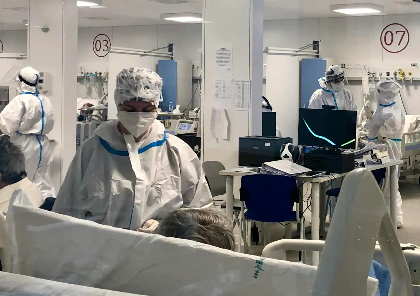 Covid: salgono contagi, Rt e terapie intensive. Tutte le regioni a rischio moderato