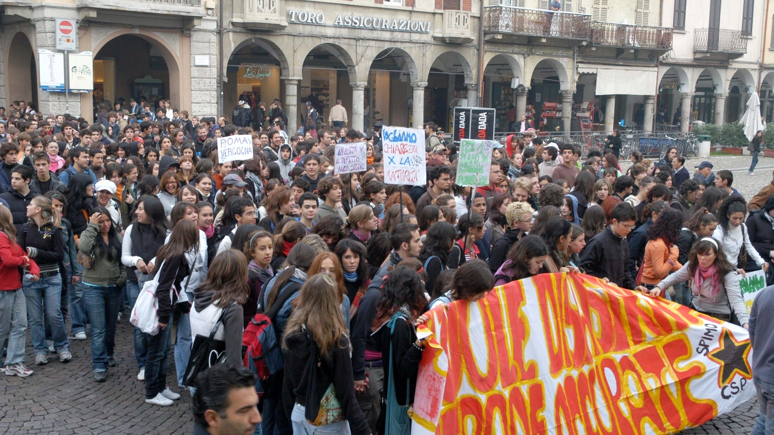 Una manifestazione in piazza della Vittoria