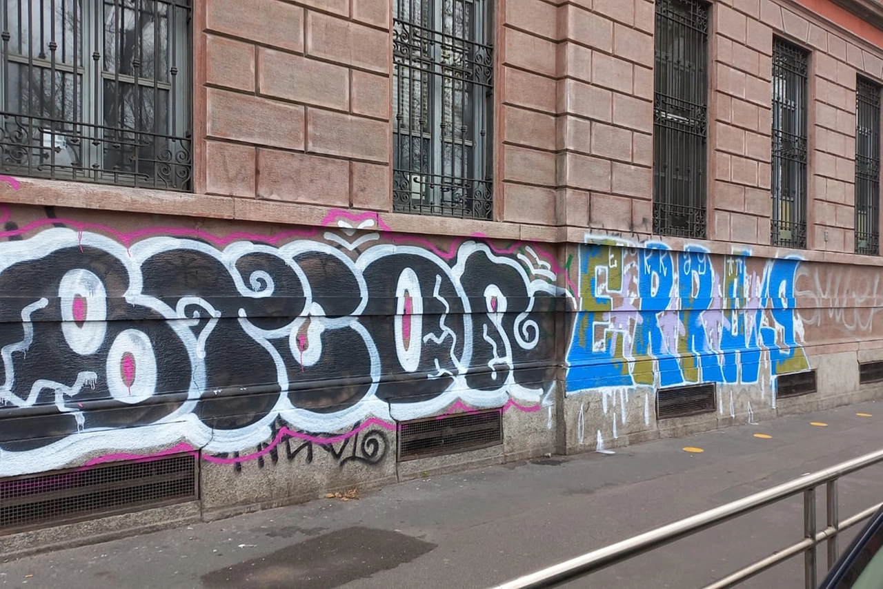 Scritta su un palazzo di Milano