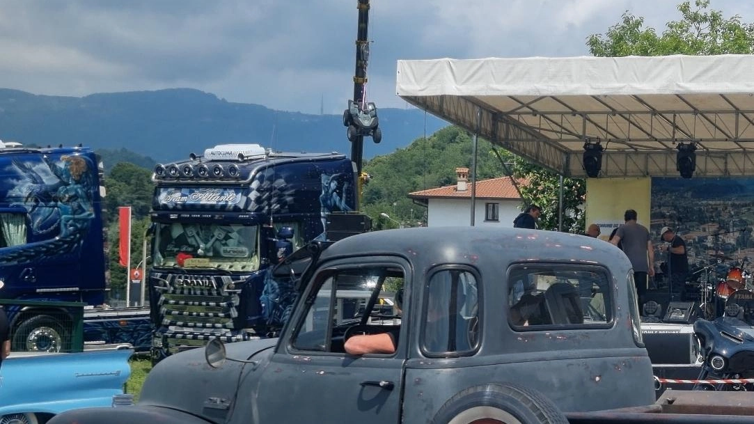 
"Crazy Reunion a Brivio: auto d'epoca, Harley Davidson e tanto divertimento!"