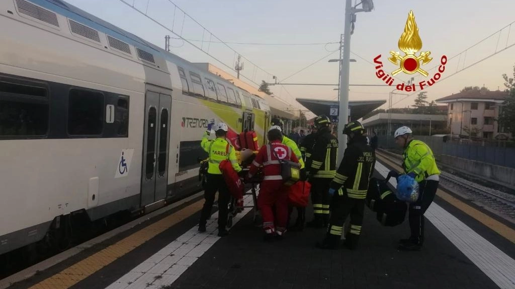 Milano, il giovane è rimasto ferito nell'impatto con il convoglio che proveniva da Camnago-Lentate ed era diretto a Milano Cadorna. Disagi e ritardi alla circolazione ferroviaria