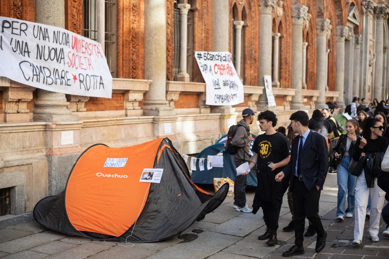 Protesta contro il caro affitti davanti alla Statale (Archivio)