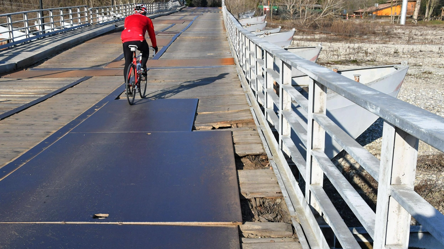 Il ponte di barche al tracollo  "Ormai è arrivato a fine corsa"