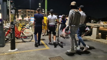 Navigli, viaggio nella movida violenta di Milano: in troppi non rispettano il divieto di alcol ai minori