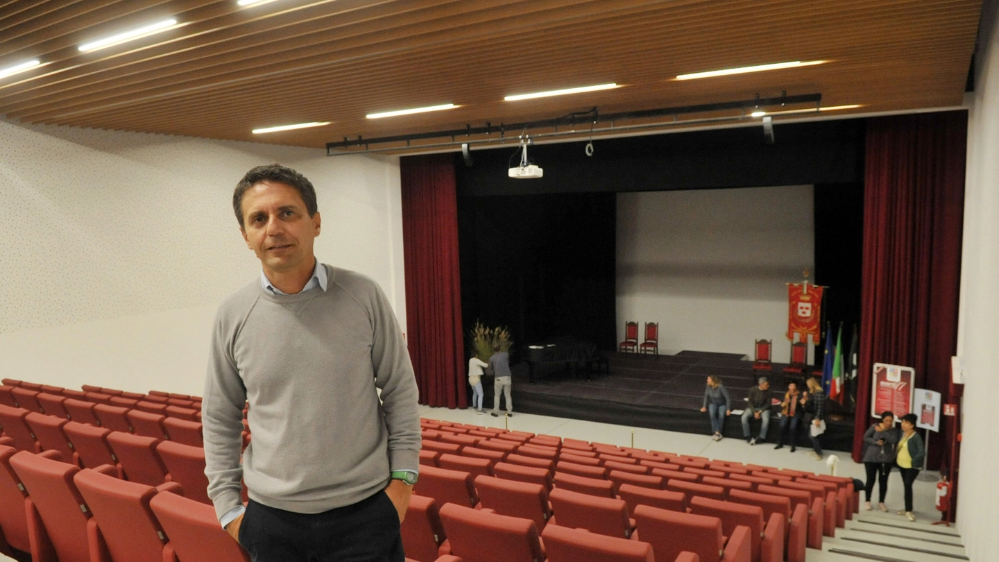 Il sindaco Maviglia all'interno del teatro