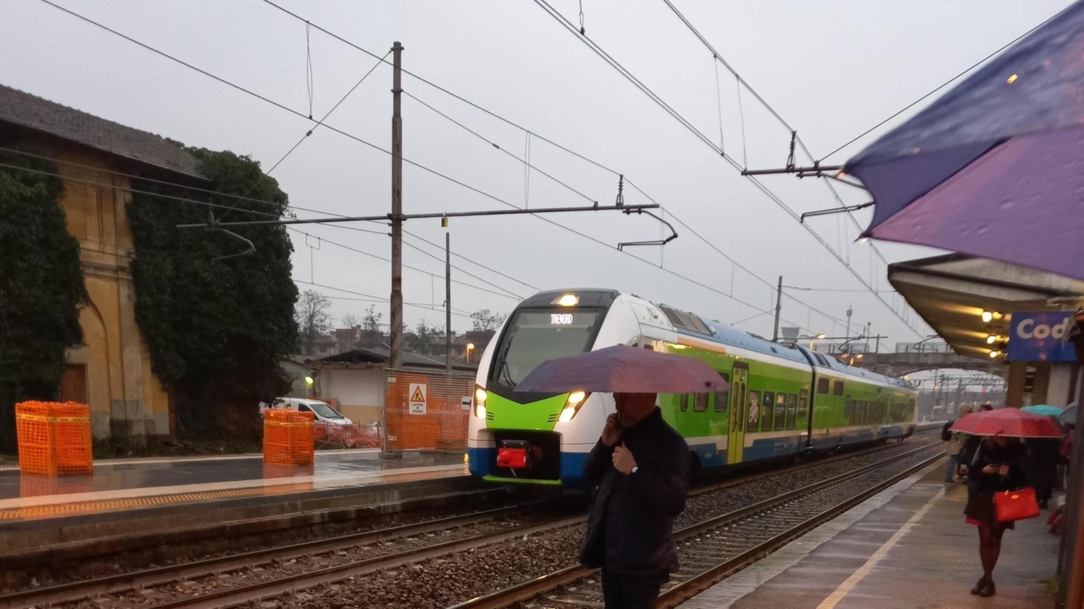 Guasto sulla linea ferroviaria a Tavazzano con Villavesco causa ritardi e cancellazioni, complicando la giornata dei viaggiatori già penalizzati dallo sciopero Cobas. Situatione risolta dopo tre ore di intervento dei tecnici.