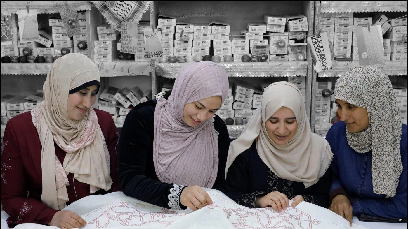 Il futuro nelle mani delle donne: "Così il ricamo delle palestinesi è diventato un lavoro nel lusso"