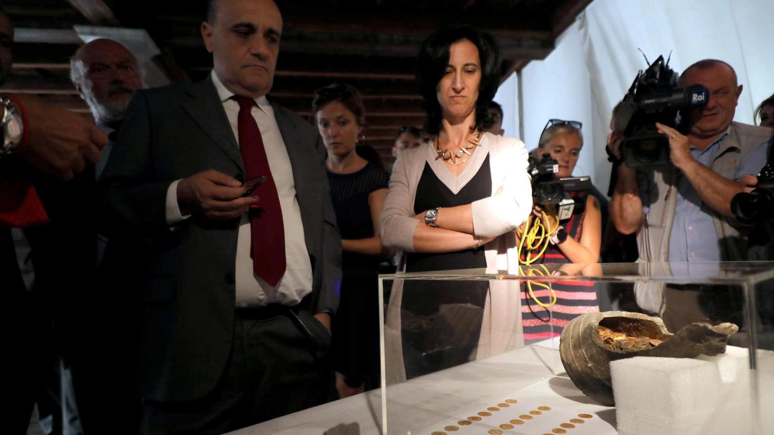 Il ministro Bonisoli e le monete d'oro trovate a Como