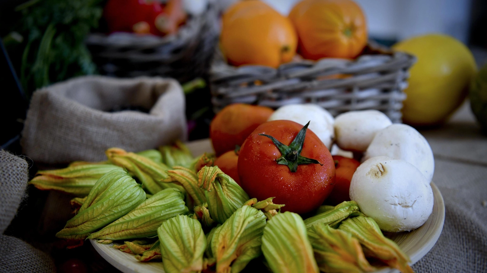 Pomodori, fiori di zucca e funghi tra i prodotti della dieta Mediterranea
