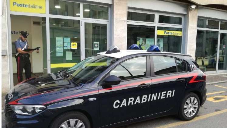 Carabinieri davanti alle Poste di Garlasco prima della chiusura
